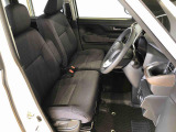 運転席の座面高さを調整できるシートリフターが付いています。フロントシートはベンチシートを採用で、座面も広く使い勝手もいいですよ♪