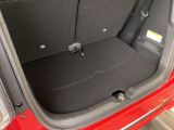 後席を前にスライドさせれば、荷室を広く使えます。