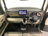車内は光触媒抗菌消臭施工済です。インパネ周りはスタイリッシュなデザインで機能や装備も充実しています。グローブボックスやカップホルダーのほかにトレーなどたくさんの収納スペースが付いています。