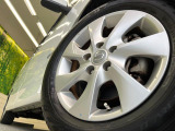 【純正16インチアルミホイール】外観にマッチした純正アルミホイールを装着しております。各種社外アルミホイールや、スタッドレスタイヤも取扱いしております。是非ご相談ください♪