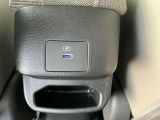 後席でCタイプ充電器を使えます!その他携帯機器の充電に便利ですね!
