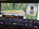 【パノラミックビューモニター】専用のカメラにより、上から見下ろしたような視点で360度クルマの周囲を確認することができます☆死角部分も確認しやすく、狭い場所での切り返しや駐車もスムーズに行えます。