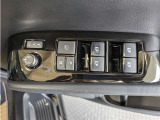 パワーウィンドウのスイッチですよ。 運転席に居ながら窓を開け閉めのコントロールできますよ。 ロック機能で、子供がイタズラして窓を開けるという事も無くなりますよ。