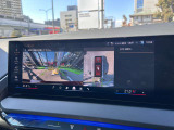 駐車時には、リヤビューカメラは鮮明な画質で後方確認できます。また車両前後方の障害物を感知するとドライバーに警告音と映像で注意喚起します。雨天時など視界の悪い場合でもセンサーがあると安心して駐車できます