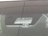 【三菱e-Assist】走行中に前方の車両等を認識し、衝突しそうな時は警報とブレーキで衝突回避と被害軽減をアシスト。より安全にドライブをお楽しみいただけます。