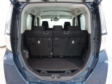 後部座席を倒せば大きな荷物も楽に積めます。