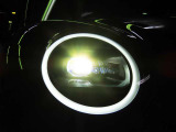 LEDオートヘッドライトを搭載しております。前方を非常に明るく照らす事ができ夜間走行時に重宝します。
