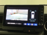 リバースギアに入れるだけで後方の表示へ切り替わります。夜間や雨の日の駐車も楽になりますよ。