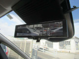 インテリジェントル-ムミラ-付です。切り替えレバーで車両後方の映像をミラーに映し出すので車内の状況や天候に左右されず、とっても見やすいです!