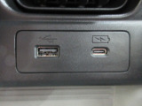 USBジャック付きです。全車、弊社専門スタッフによる内外装クリーニングを実施しております。綺麗な状態でご納車いたします。