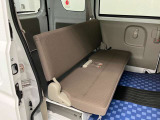 【リヤシート】折り畳み式のベンチシート。短距離移動や作業者には十分です。