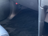 助手席の足元です。一緒に乗る方もリラックスしてお乗りいただける構造です