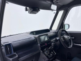 ダイハツのお店では、ダイハツ車を知り尽くしたプロフェッショナルが、専用の診断機器を使って各システムを点検しております。