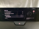 フォワードセンシングカメラで認識した交通標識をディスプレイに表示し、交通標識の見落とし防止を図り、安全運転を支援します。