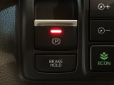 指先の操作でパーキングブレーキの「作動と解除」が行うことができる装備。ブレーキペダルから足を離しても停止し続けてくれるオートブレーキホールド機能。信号待ちなどの際には便利。ECO運転で低燃費走行♪