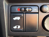左側パワースライドドアを装備していますので、ドアの開閉がラクラクです。運転席からも操作ができロックをかけることができるので、リア席にお子様がいても安心です。挟み込み防止機構も付いています。