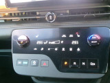 エアコンボタンです。オートエアコンなので操作も簡単です。
