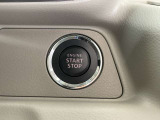 インテリジェントキーのプッシュスタートスイッチです。起動はブレーキペダルを踏みながらこのスイッチを押すだけです。