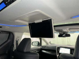 後席用大画面モニターですね。 ドライブをしていて一番退屈な時が渋滞の待ち時間ですよね。 これがあれば後ろでも快適な大きさで見れて退屈な渋滞でも快適に過ごせますよ。