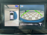 アラウンドビューモニター。前後左右の4つのカメラで車を上から見たような映像をナビ画面に映すので人や物を確認できとても安全です。