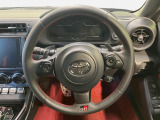 【純正革巻きステアリング】上質な革を使用することで、手にしっかり馴染みとても運転しやすいハンドルです♪