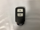 スマートキーを装備しています。鍵を差し込むことなくドアロックの開け閉めと、スタートボタン操作でのエンジンスタートができます。