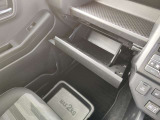 グローブボックスの他、多数の収納スペースがございます!