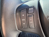 ステアリングの左側にはオーディオコントロールスイッチが装備されています。音量・チャンネル・ソースを操作することができます。手を離すことなく操作できるので、とても安全です。