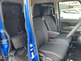 運転席は座り心地が良く快適にドライブをしていただけます。