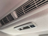 リアシーリングファンも付いておりますので、車内の空気の循環にも役立ちます。