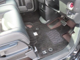 【フロントのフロアマット】前席は純正フロアマット付きです。大きな汚れもなく、使用感も少なめで綺麗な状態です。