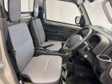 【運転席シート】ゆったりと広々した空間です。ストレスなく運転ができますよ!