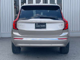 XC90は、使い方の幅を広げる7シーター仕様。洗練された佇まいの中に、高い実用性を秘めています。室内に足を踏み入れば、そこはまさに北欧のリビングルーム。落ち着きある明るい雰囲気をご堪能ください。