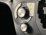 「AUTO」スイッチで車内の温度を一定に保ってくれるオートエアコン。快適装備の代名詞。もちろんマニュアル操作も可能ですよ。