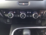 【左右独立オートエアコン】左右席で独立温度コントロールが可能です。運転席はキンキンに冷やして助手席はマイルドにと言った設定が可能です☆暑さ寒さでケンカすることもなくなりますね♪
