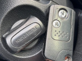 【Hondaスマートキー】カバンやポケットに入れたままでもドアの施錠・解錠が可能なスマートキーを装備。エンジンのオン・オフ時もカギを取り出す必要が無いからとっても便利です♪