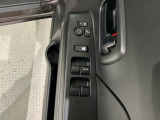 狭い駐車場で便利な電動格納ドアミラーが付いています。