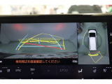 ハンドル操作連動ガイドライン付バックカメラ搭載。車は構造上、死角が多いので便利ですね。全方位・フロント・左右側面カメラも装備。周囲の状況の確認をサポートしてくれるので、慣れない場所でも心強いですよ。