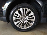 逞しさを印象付ける純正19インチアルミホイール