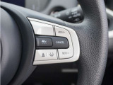 【アダプティブクルーズコントロール】ステアリングのスイッチを操作するとミリ波レーダーで先行車との距離を測定。設定を適切に保ちながら加速・減速、さらに停止まで自動に追従します。