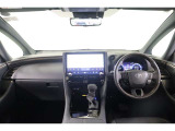 洗練されたデザインで高級感のある運転席廻り。隅々にまで心づかいが施された、快適な使い勝手の良さは運転者を納得させてくれます。インナーミラーは後方映像で視界を確保してくれる電子インナーミラーです。