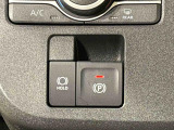 指先だけで簡単に操作が可能な電動パーキングブレーキを採用。「HOLD」スイッチを押すと、渋滞や信号待ちなどでブレーキペダルから足を離しても、ブレーキを保持するので安心です