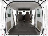 バックドア開口部も広く荷物の出し入れがしやすいです。