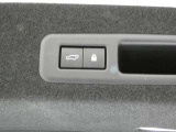 【パワーバックドア】パワーバックドア装着車です。ボタンを押すだけ、力要らずでドアの開閉が可能になります。