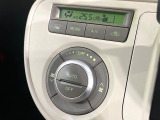 【オートエアコン】一度お好みの温度に設定すれば、車内の温度を検知し風量や温度を自動で調整。暑い&hellip;寒い&hellip;と何度もスイッチ操作をする必要はありません。快適な車内空間には必須の機能ですね♪