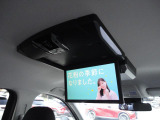 リアシートモニターが搭載されておりますので、2列目の方は走行中にテレビやDVDをご鑑賞いただけます。