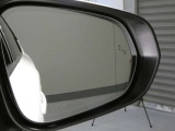 【ブラインドスポットモニター】隣の車線を走る車両をレーダーで検知し、ドアミラーでは確認しにくい後側方エリアに存在する車両を検知すると、ドアミラーに搭載されたLEDインジケーターが点灯します。