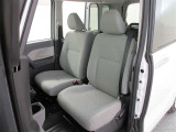 厚みがあって、座り心地のいいシート。運転席も助手席もリラックスしてゆったりと座れます♪