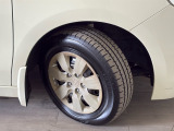 タイヤは2024年製のブリジストン・NEWNOを装着しております。残り溝も十分ございます。