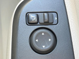 【電動格納ミラー】サイドミラーは電動格納式となっており、狭い駐車場でもキズがつくリスクを抑えられます。